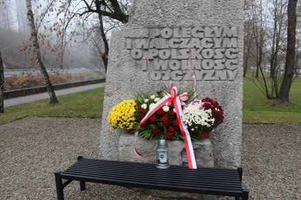 Złożone wiązanki pod pomnikiem Poległym i Walczącym o Polskość i Wolność Ojczyzny